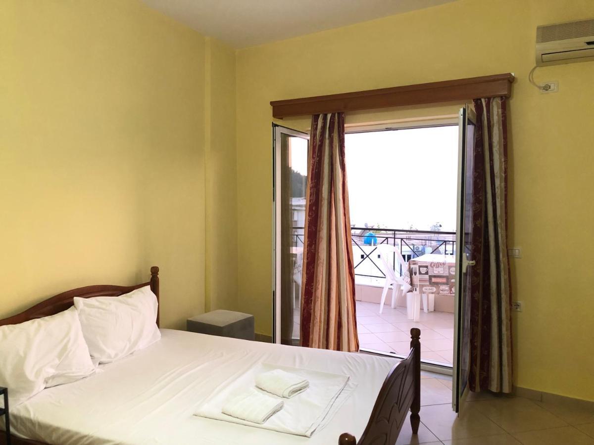 Center Hotel Pirro Himare Exterior photo